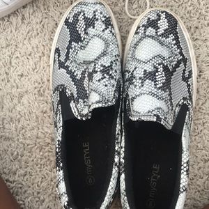 Shoes: Snake print